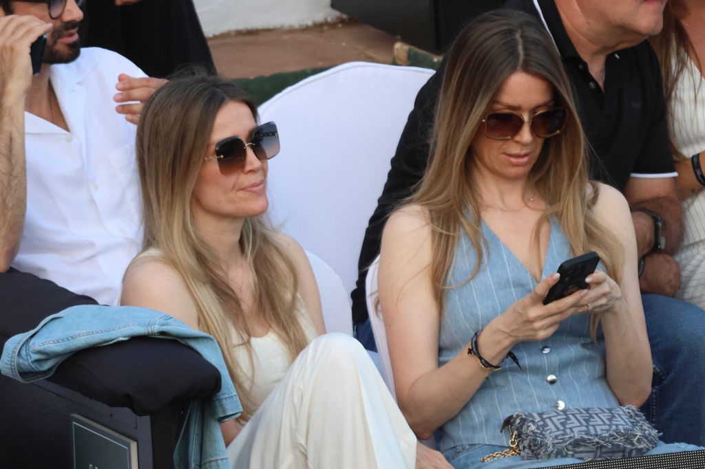 Las gemelas, viendo el partido de pádel