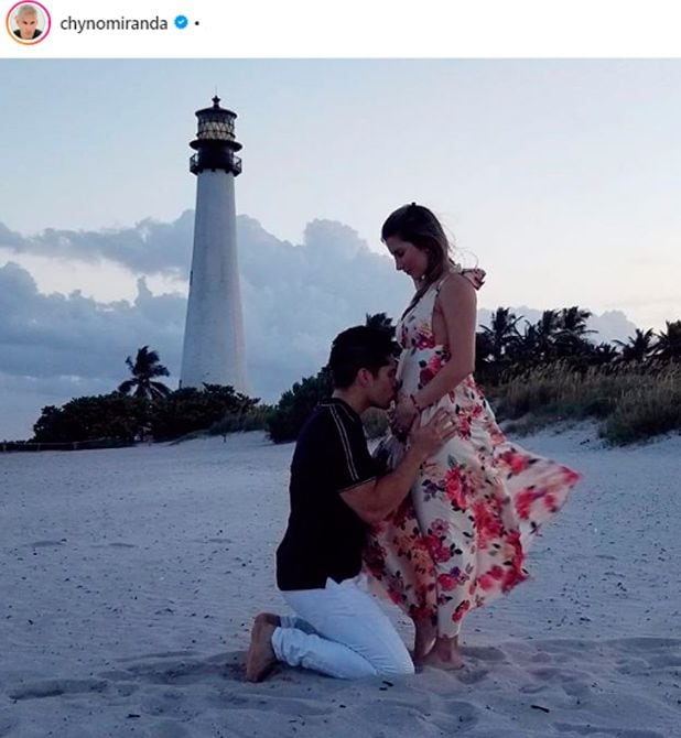 Chyno Miranda y su esposa 