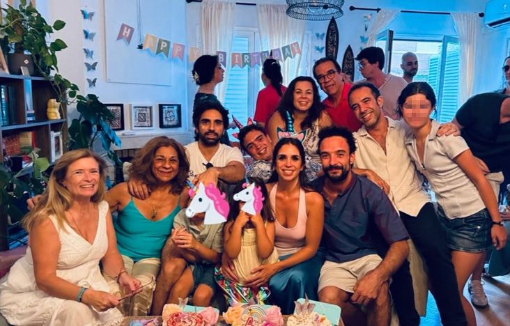 Nala rodeada de su familia en el día de su cuarto cumpleaños