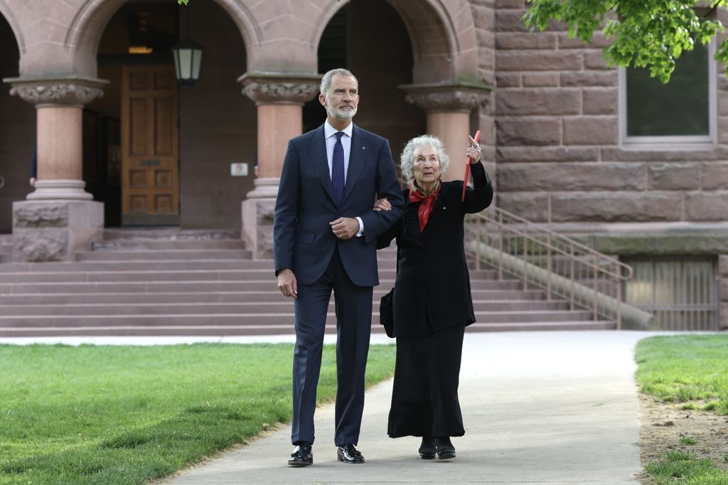 El paso del rey Felipe VI con Margaret Atwood por la Victoria University de Toronto