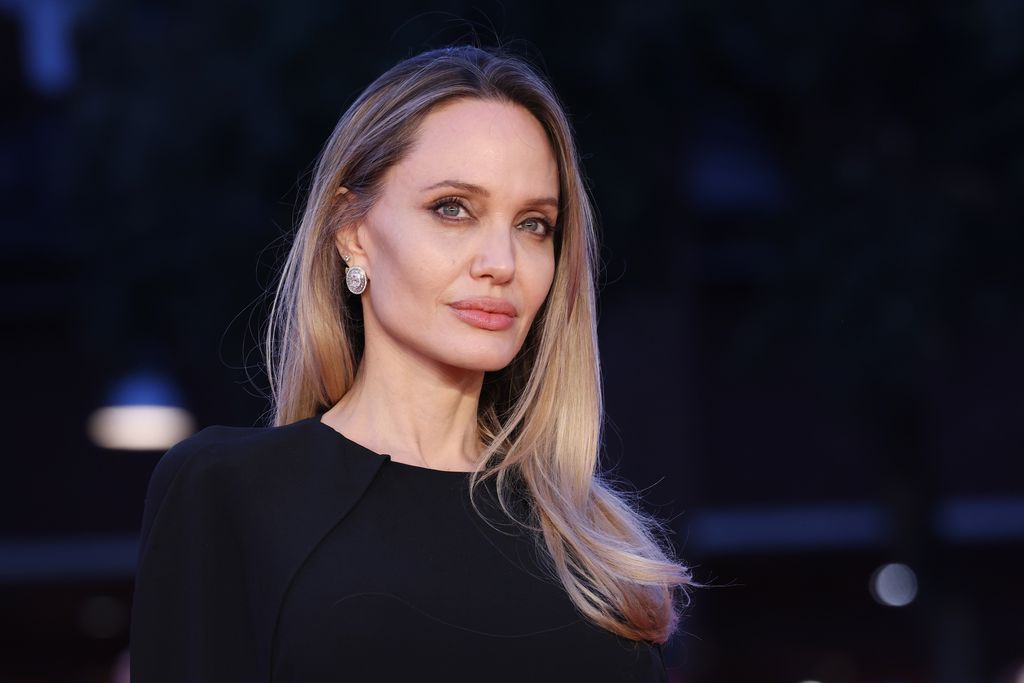 Angelina Jolie asiste a la alfombra roja de "Couture" durante la 20.ª edición del Festival de Cine de Roma, celebrada en el Auditorium Parco della Musica, el 18 de octubre de 2025, en Roma, Italia.