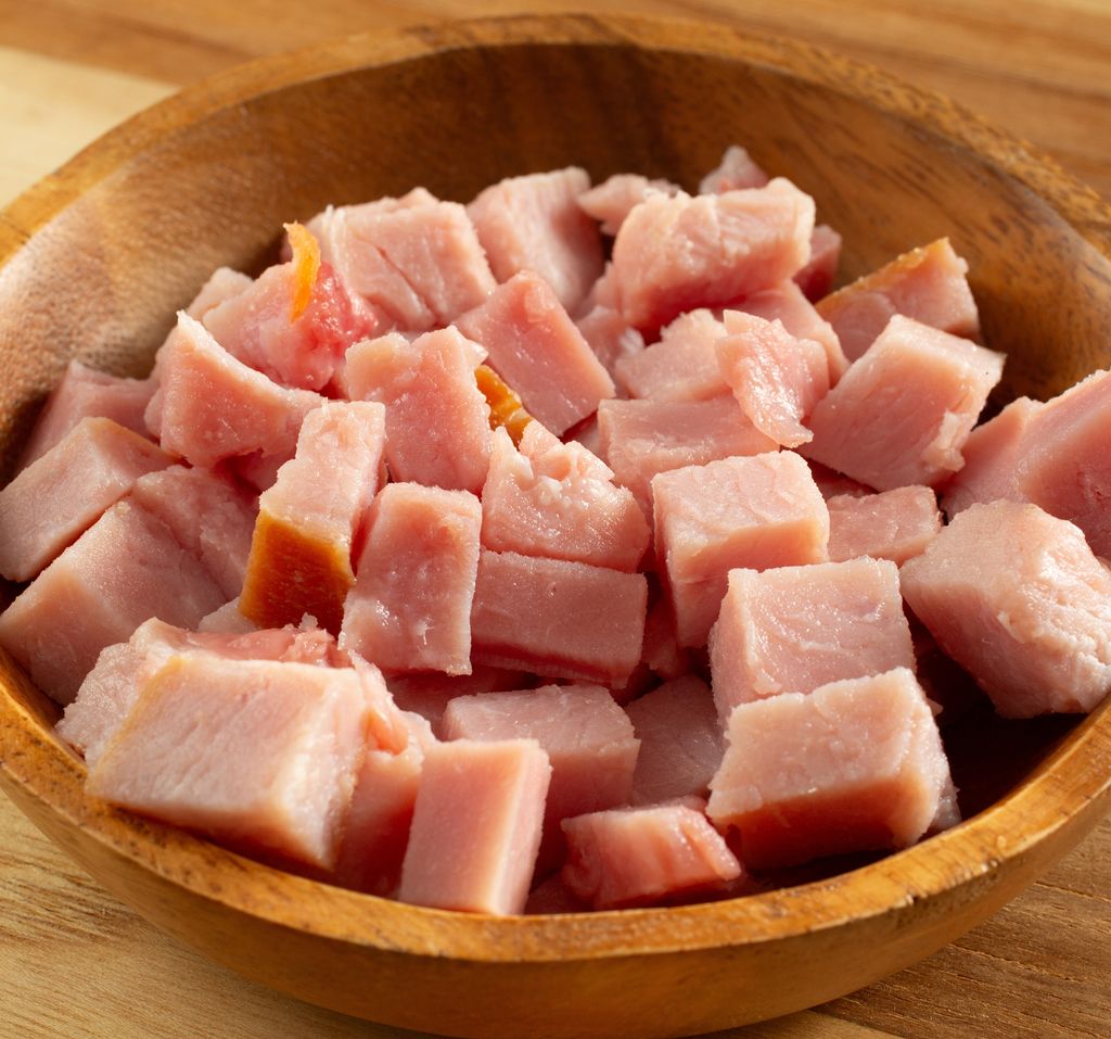 El jamón cocido, uno de los ingredientes de esta sencilla ensalada.