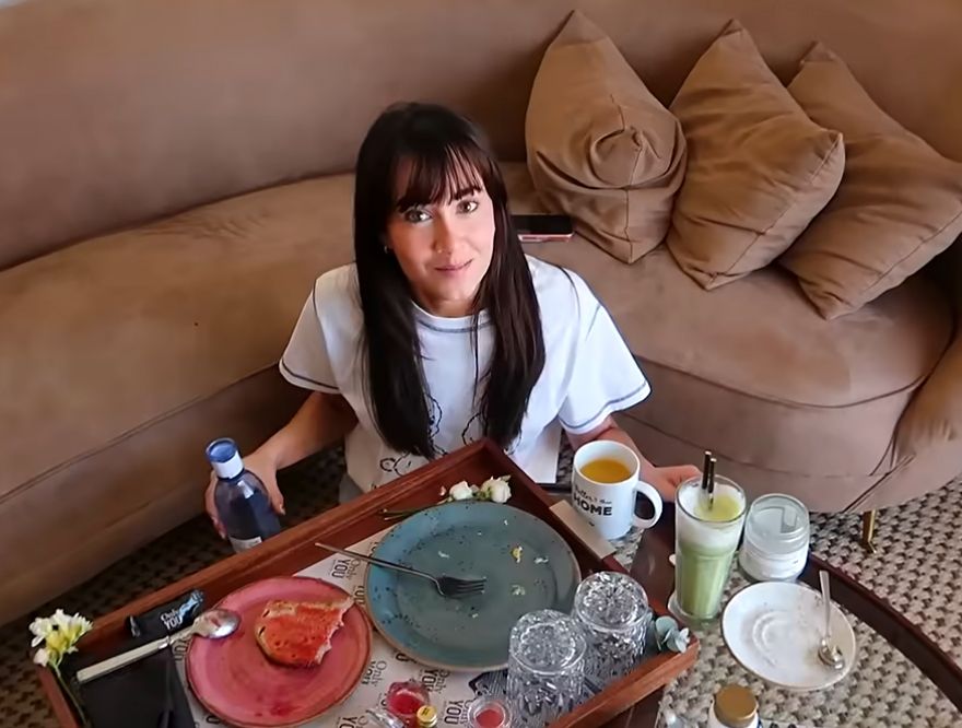 Aitana y su completo desayuno.