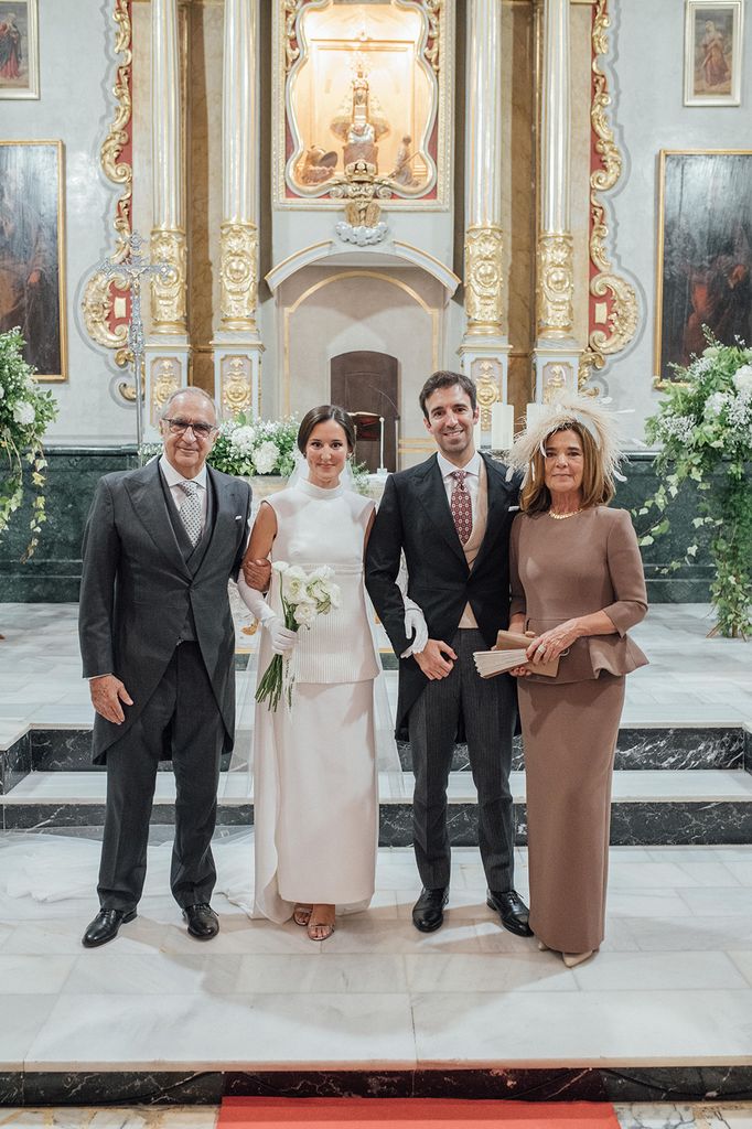 La boda de Olga y Carlos en Valencia con madrina en marron