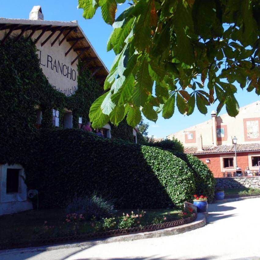 Restaurante El Rancho de la Aldegüela ubicado en una antigua finca del siglo XVII donde degustar asados segovianos.