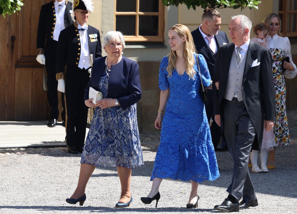 Sara Hellqvist y Martin Bailey en el Palacio de Drottningholm, junto a ellos está la abuela de las tres hermanas