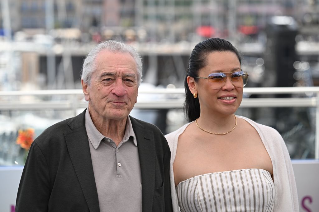 Robert De Niro, junto a su pareja Tiffany Chen, asiste al photocall por su Palma de Oro de Honor durante el 78.º Festival de Cine de Cannes, en Cannes, Francia.