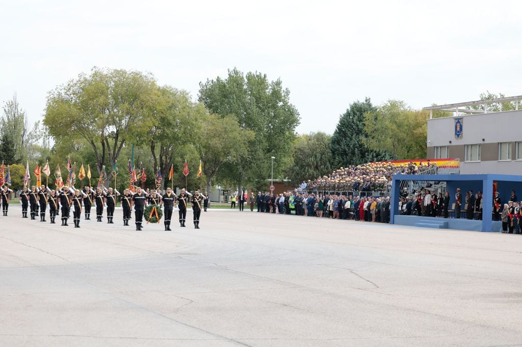 La reina Sofía en un acto de la Unidad Militar de Emergencias el 7 de octubre de 2024 con el broche cometa