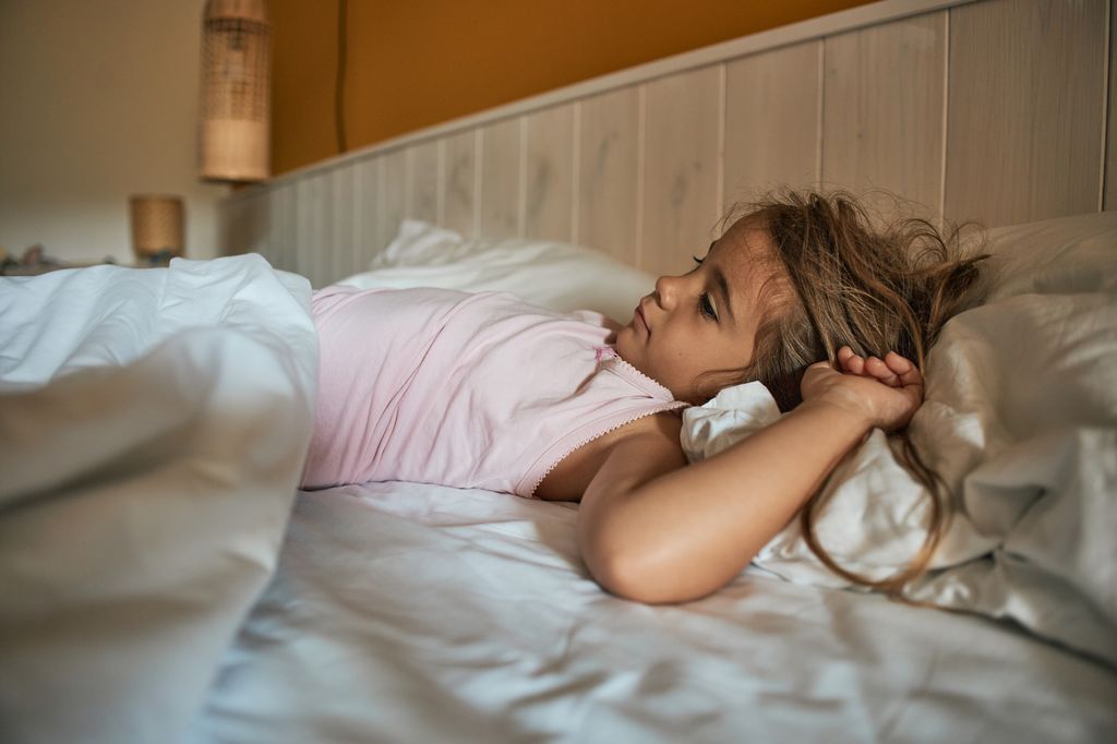 niña despertándose en la cama