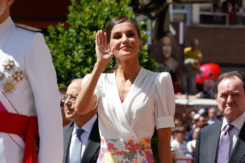 La reina Letizia arrasa con una blusa abullonada y una falda sevillana de flores en el Día de las Fuerzas Armadas 2023
