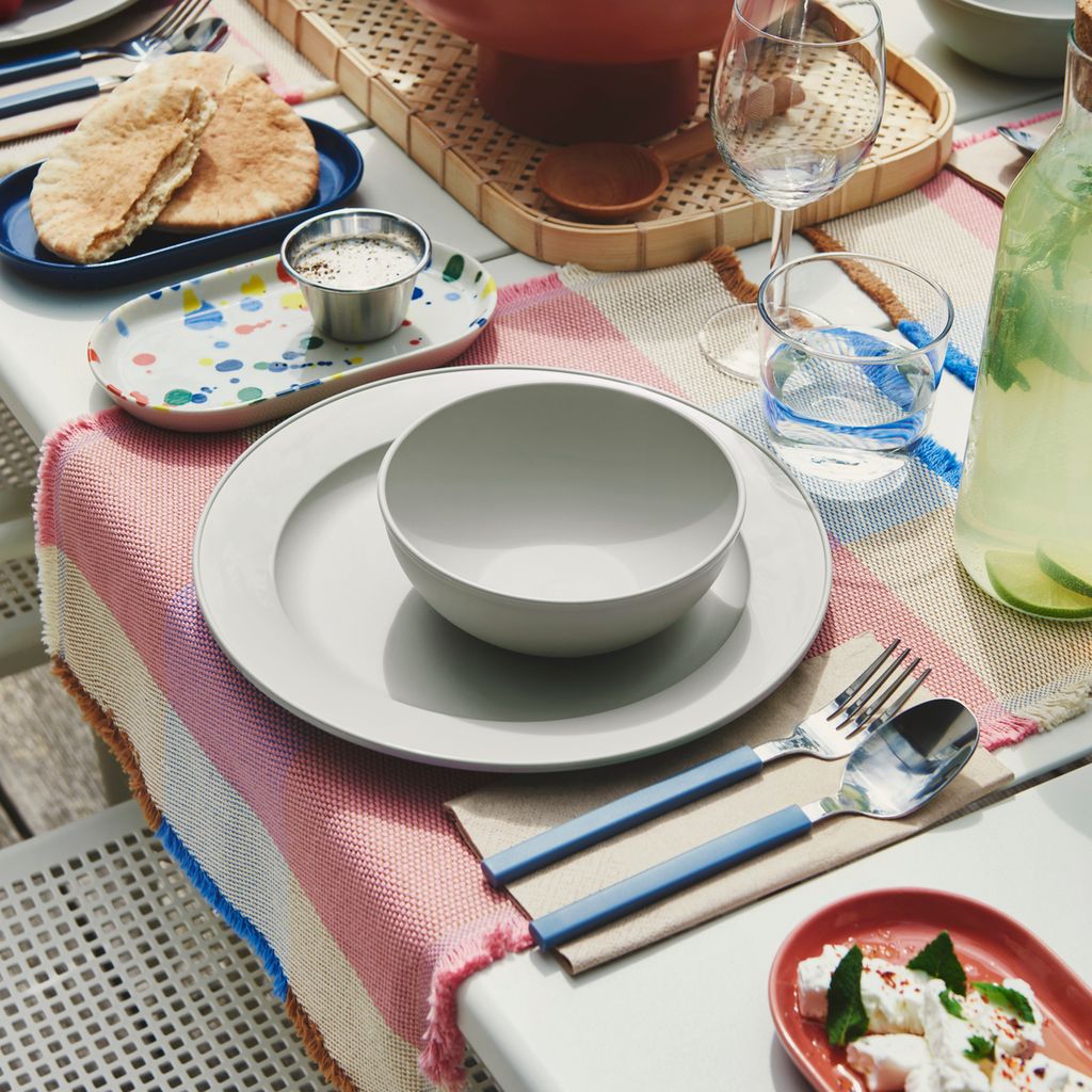 Mesa de verano con piezas blancas y de color