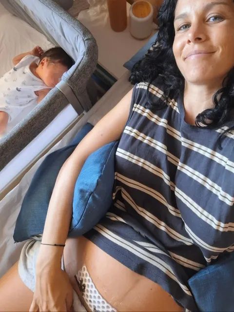 La actriz Sandra Blázquez con su hija recién nacida