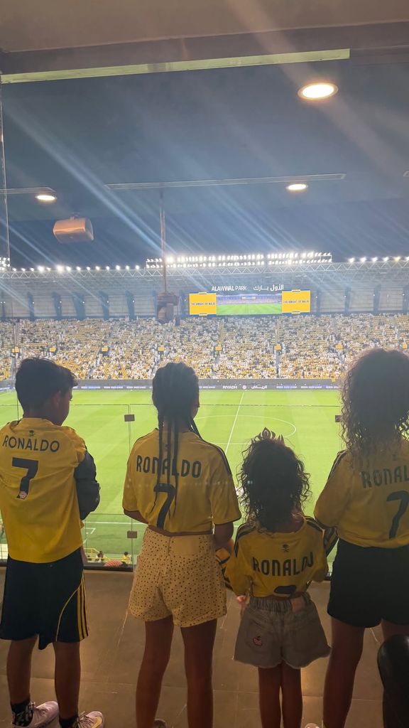 Cuatro de los cinco hijos de la pareja acudieron al palco VIP del Al-Nassr tras la boda privada de Georgina y Ronaldo