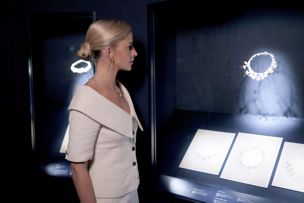 Los invitados, entre ellos Caroline Daur en esta imagen, tuvieron la oportunidad excepcional de adentrarse en el universo creativo de Jean Schlumberger.