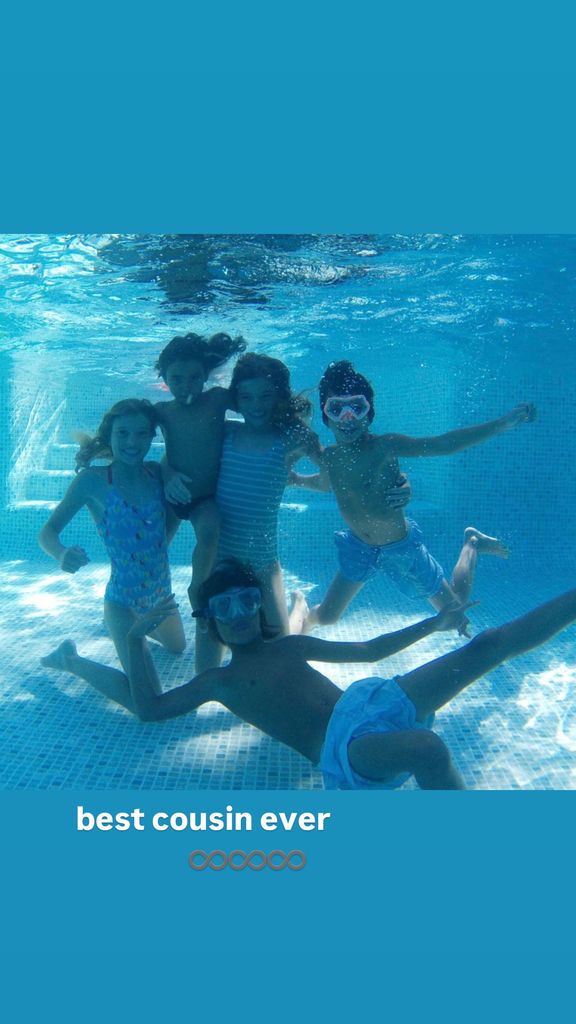 "El mejor primo de todos", escribió Cristina Iglesias junto a esta entrañable fotografía submarina que refleja la estrecha relación que Niccolo mantuvo desde la infancia con Victoria y Cristina