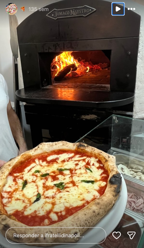 Una de las pizzas artesanas de Sasà hechas en horno de leña.