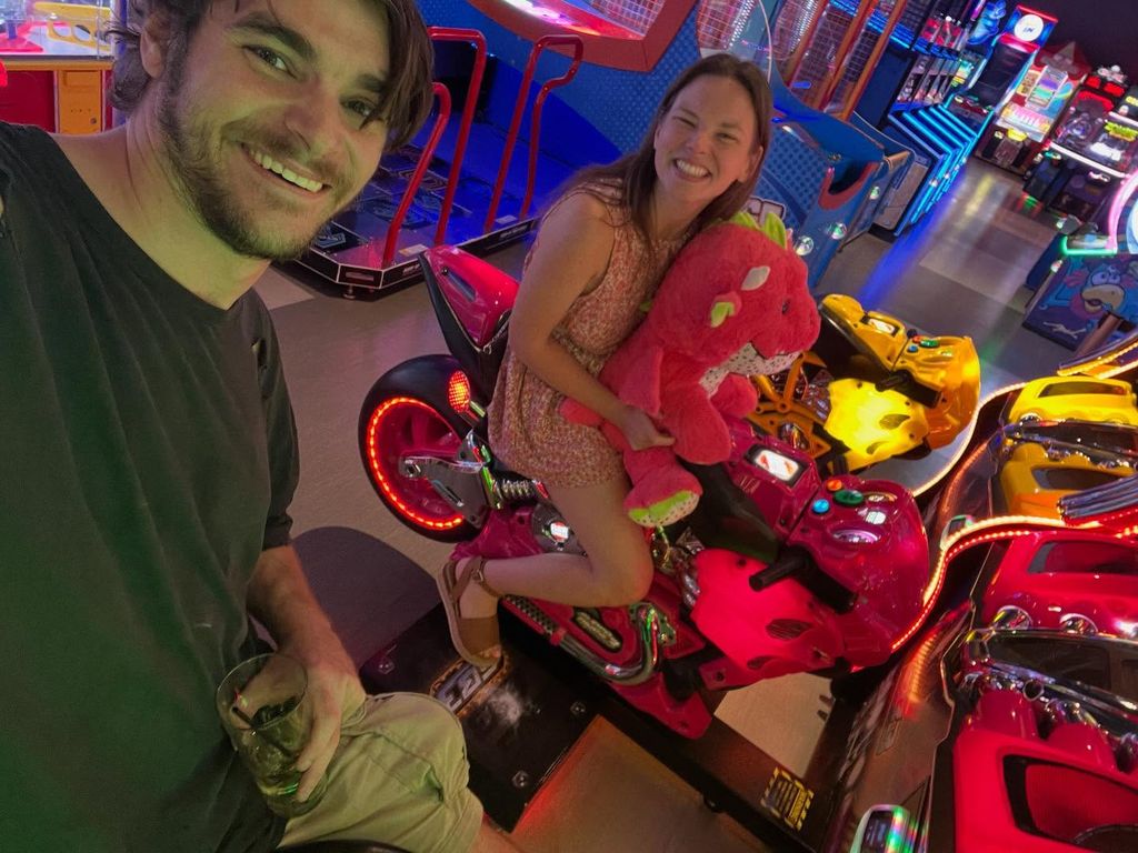 RJ Mitte junto a Kennedy Suarez, su prometida.