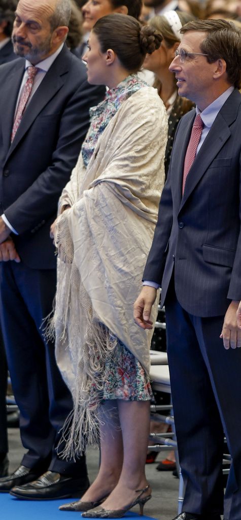 Teresa Urquijo con mantón de Manila en San Isidro junto a José Luis Martínez Almeida, 2026.