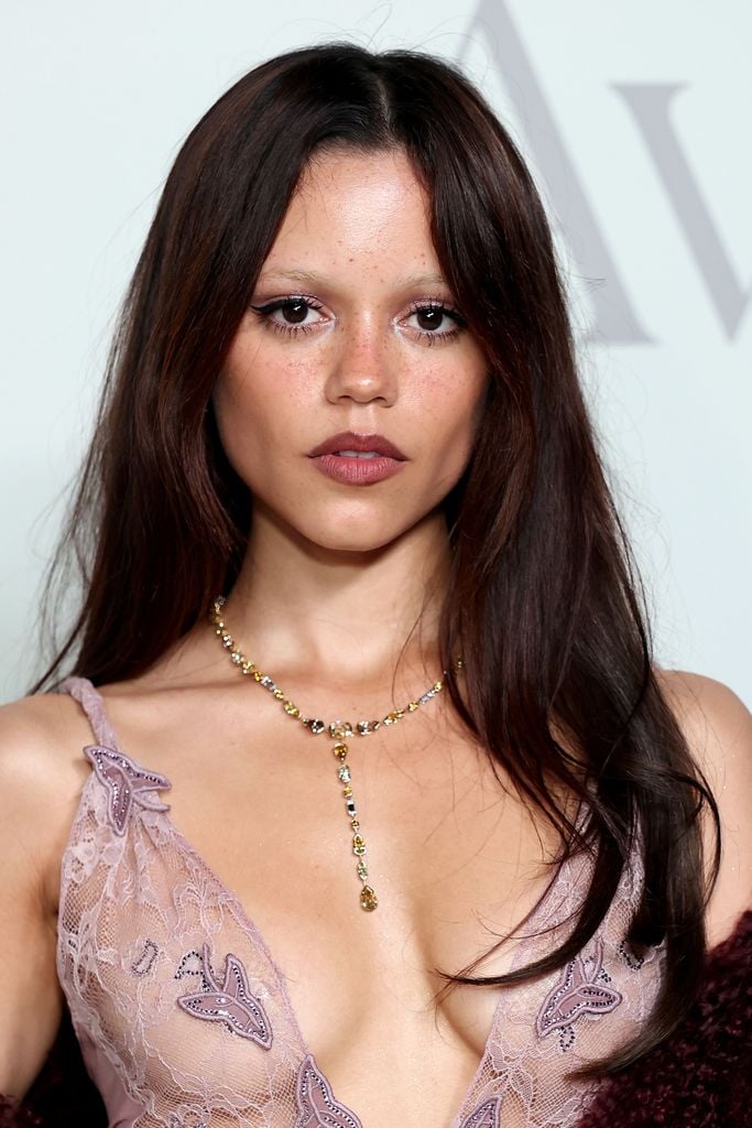 Jenna Ortega luce etérea en los premios Imagemaker.
