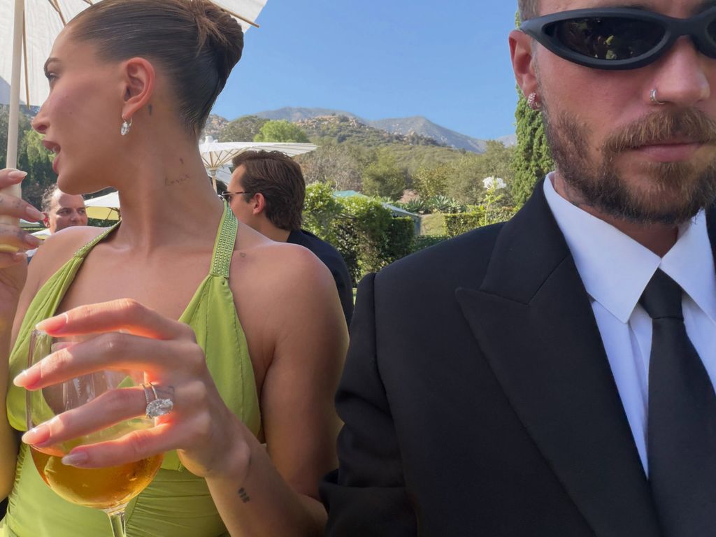 La pareja disfruta de la boda de Finneas O'Connell y Claudia Sulewski