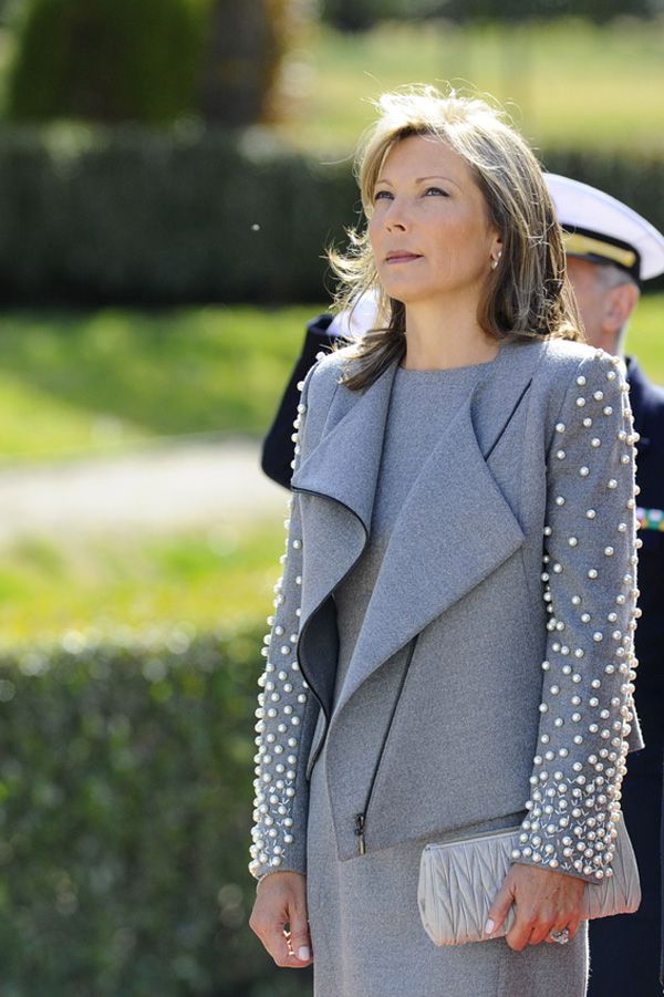 Clemencia Rodríguez estuvo a la altura del estilo regio con un vestido gris con chaqueta a juego con perlas como adorno, unos salones y un clutch a tono 