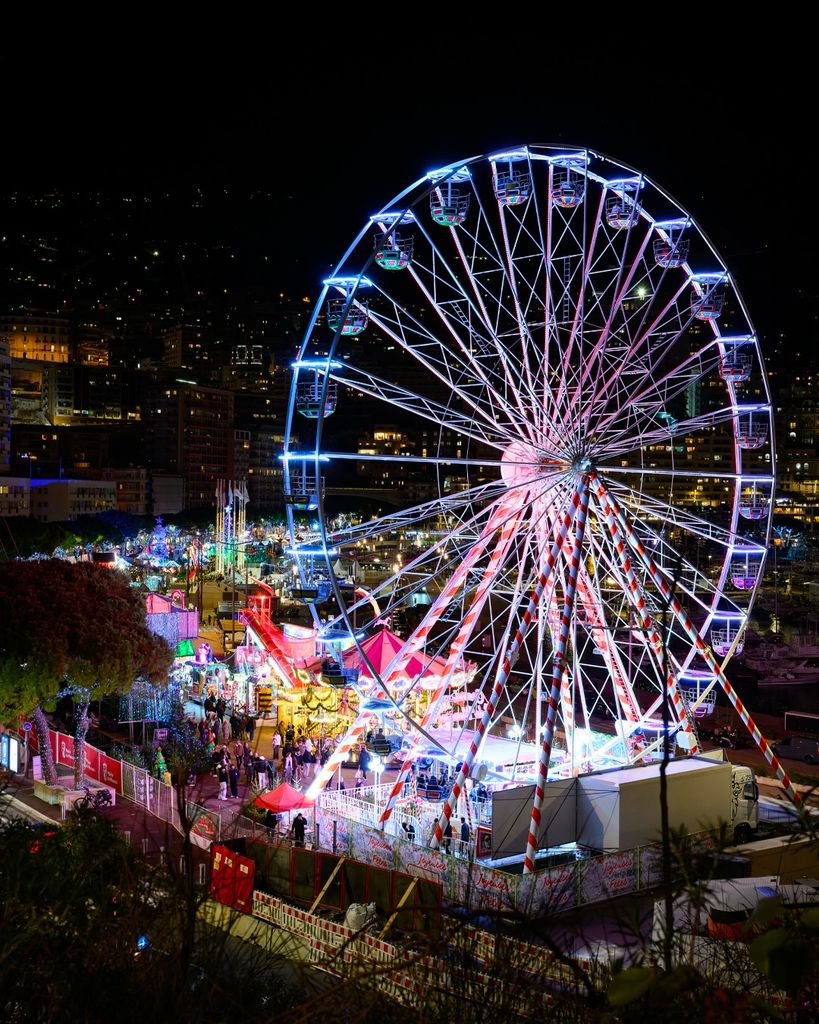 La gigantesca noria de la que se puede disfrutar durante la visita a la villa navideña