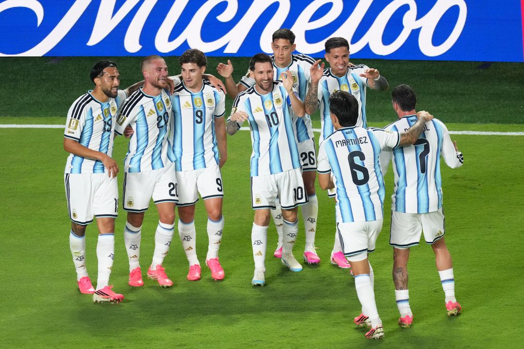 Messi celebrando con sus compañeros su gol frente a Argelia