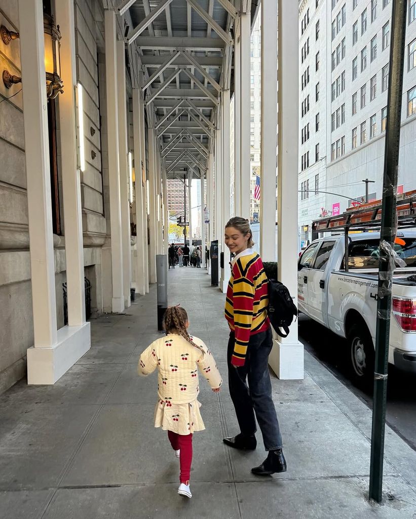 Gigi Hadid con su hija Khai 