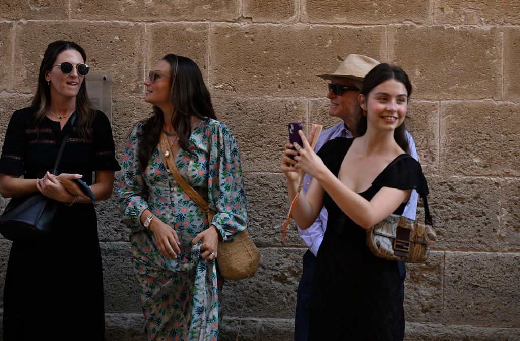 Michael Douglas junto con su hija Carys en Menorca