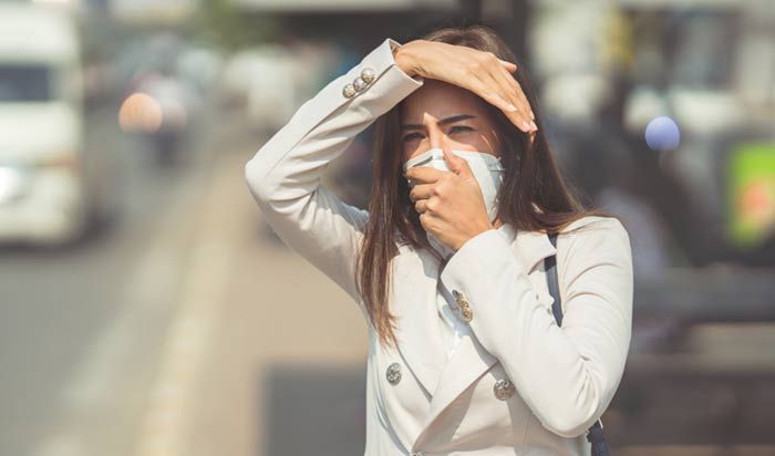 mujer con mascarilla