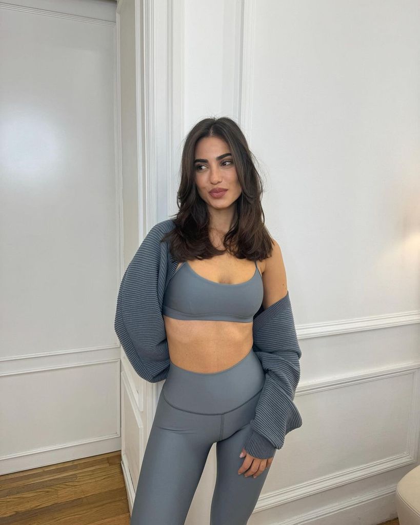 Plano medio de Sandra Garal con conjunto de deporte gris