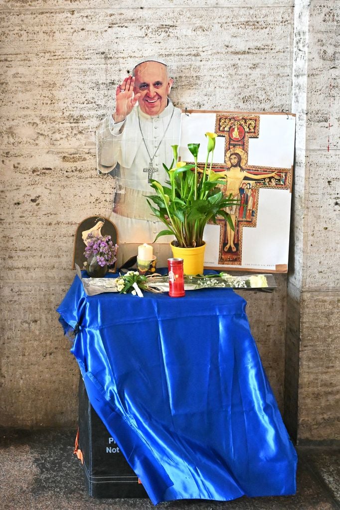 En honor al Papa Francisco, algunos fieles han colocado altares en Via della Conciliazione, cerca de la Plaza de San Pedro 