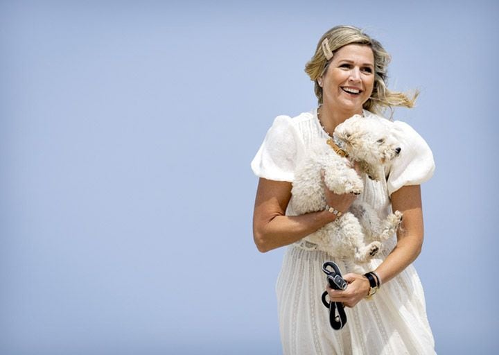 Máxima de Holanda y sus hijas impactan con sus looks en el posado oficial del verano