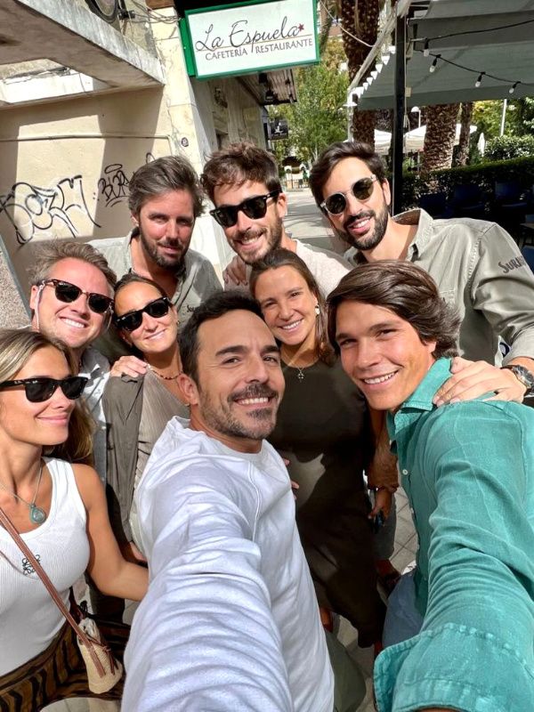 Pablo Castellano junto a amigos y familiares