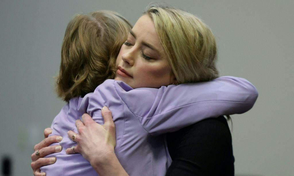 Amber Heard y Elaine Bredehoft