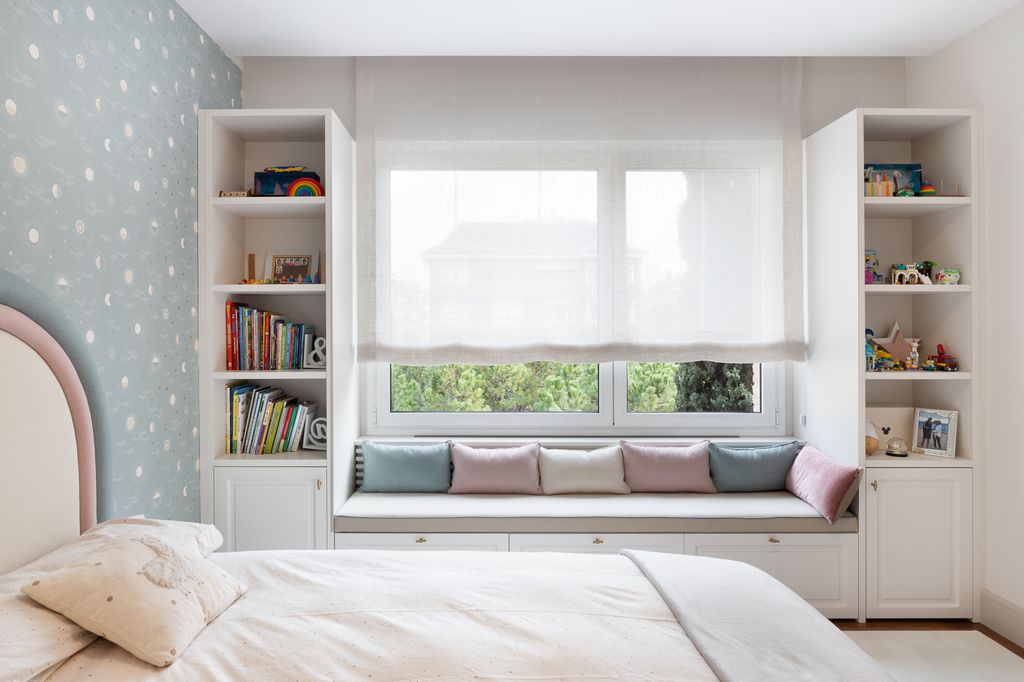 Habitación juvenil con banco bajo la ventana