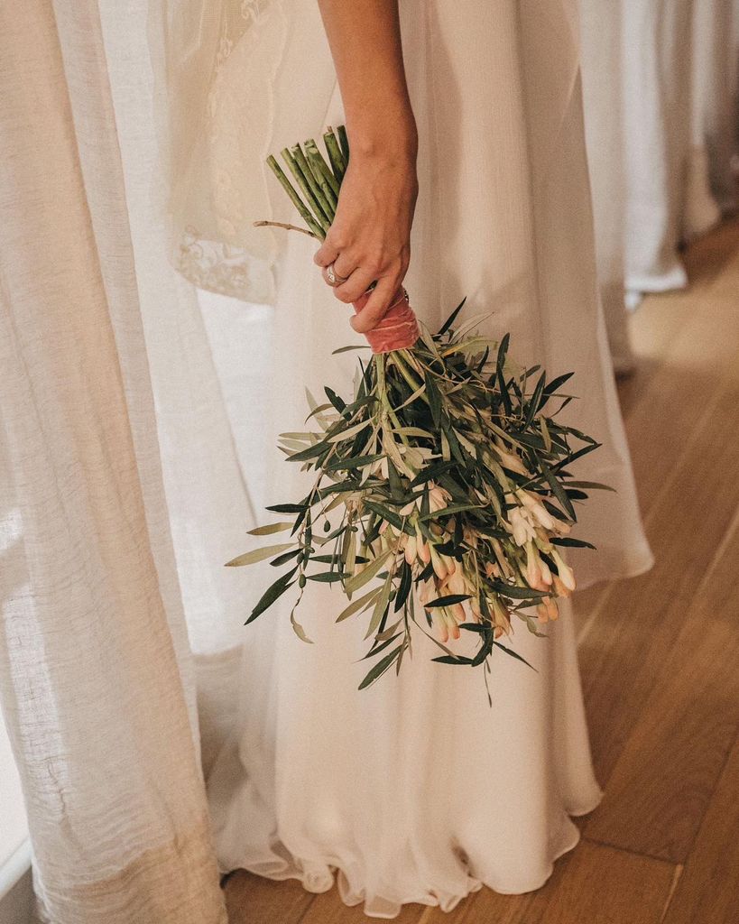 Ramos de novia de nardos de tallo largo para bodas de verano con olivo