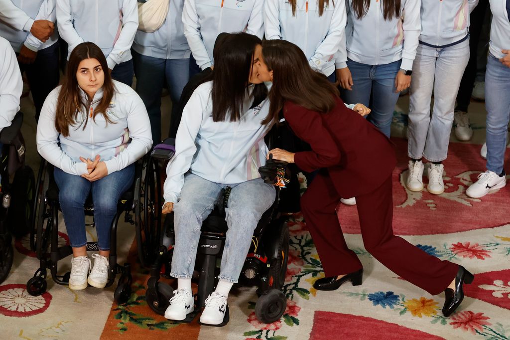 Reina Letizia saludando a deportistas olímpicos y paralímpicos 