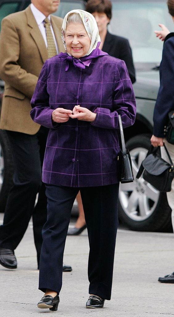 La reina Isabel II con una chaqueta morada