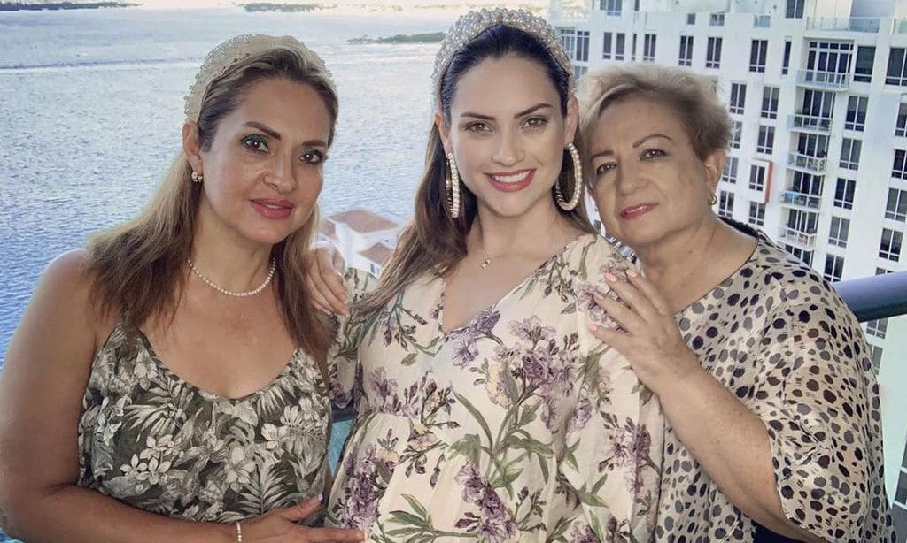 Michelle Galván con su mamá y su abuela