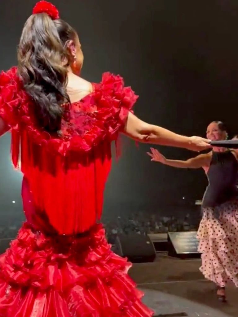 Tonadillera y bailarina compartiendo un momento de lo más especial sobre el escenario
