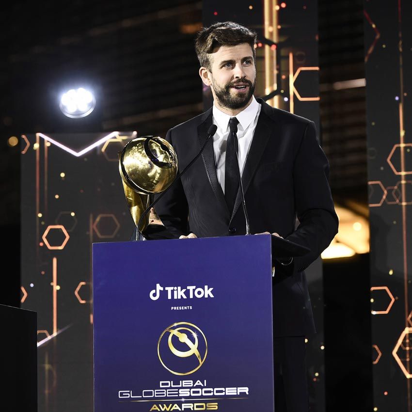 Piqué recibiendo un premio en Dubái