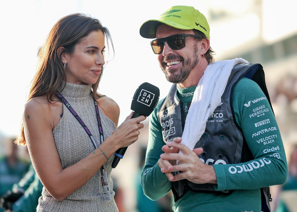 Fernando Alonso siendo entrevistado por Melissa Jiménez