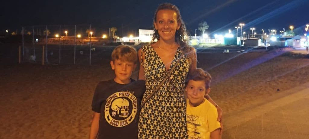 Fátima y sus dos hijos con ASMD