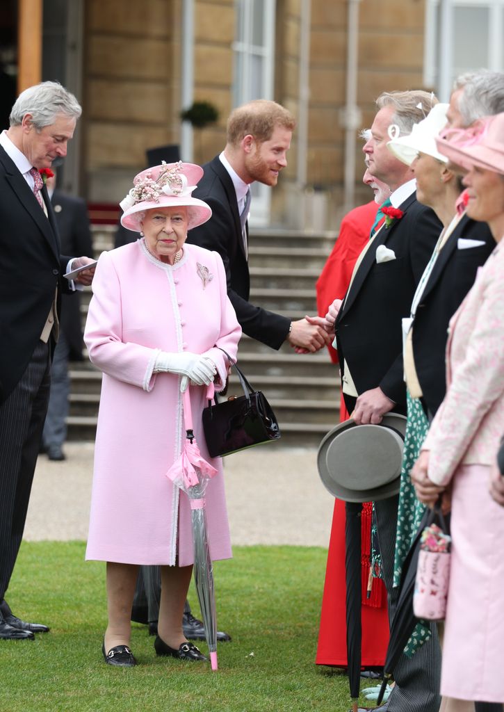 Isabel II y el príncipe Harry, que ya era duque de Sussex, en una Garden Party en el Palacio de Buckingham en el 2019 