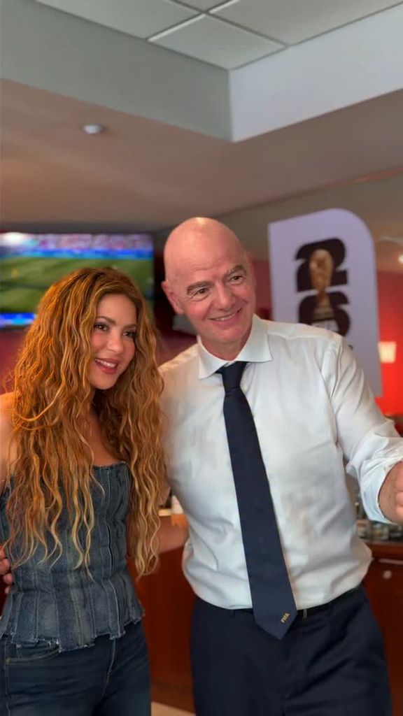 La artista, con el presidente de la FIFA