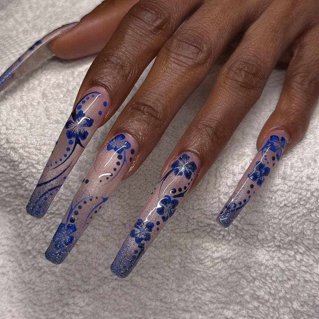 La manicurista compartió en sus redes los detalles de la manicura de Erivo.