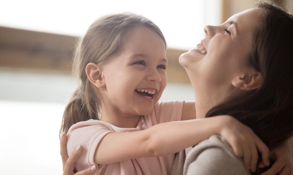 madre e hija felices
