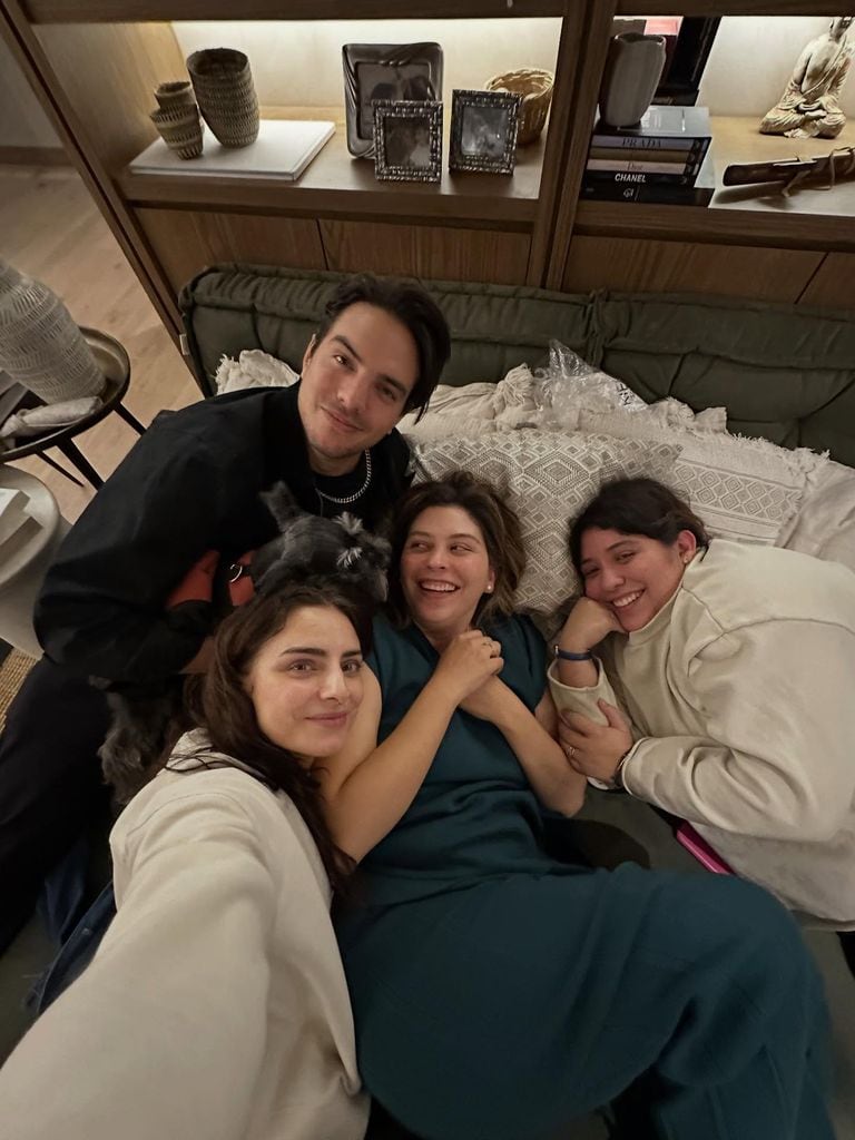 Aislinn Derbez con sus hermanas Michelle y Chiara Aguilera, y su hermano Vadhir Derbez.