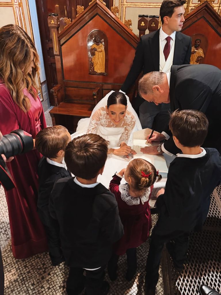 Los hijos de Alice han sido los encargados de portar las arras al altar